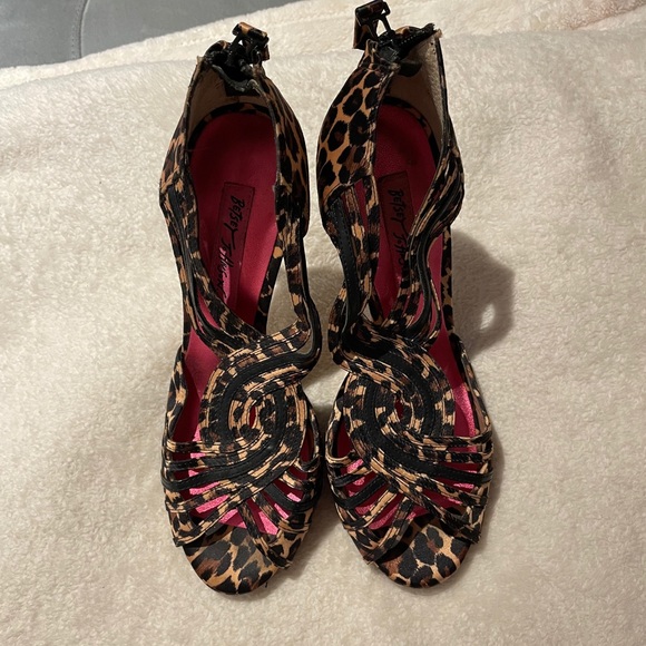 Betsy Johnson Leopard heels Sz 7 - Picture 1 of 7